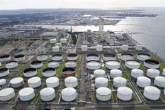 Bể chứa dầu tại nhà máy khai thác dầu ở Ichihara, tỉnh Chiba, miền đông Nhật Bản, ngày 12/11/2021. (Ảnh: Kyodo/TTXVN) 