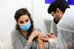 Nhân viên y tế tiêm vắcxin phòng COVID-19 cho người dân tại Tel Aviv, Israel, ngày 4/2/2021. (Nguồn: THX/TTXVN) 