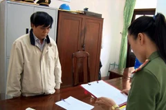 Cơ quan điều tra công bố quyết định khởi tố Phạm Văn Dũng. (Nguồn: thanhnien.vn) 