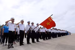 Lễ chào cờ của các chiến sỹ đảo Trường Sa Lớn. (Ảnh: Danh Lam/TTXVN) 