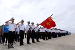 Lễ chào cờ của các chiến sỹ đảo Trường Sa Lớn. (Ảnh: Danh Lam/TTXVN) 