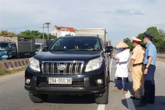 Kiểm soát phương tiện tại chốt kiểm soát số 1 cầu Xuân Phương, thành phố Phúc Yên (Vĩnh Phúc). (Ảnh: Hoàng Hùng/TTXVN) 