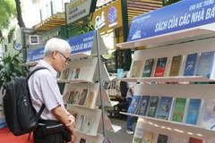 Người dân tham quan khu vực trưng bày sách của các nhà báo. (Ảnh: Thu Hương/TTXVN)
