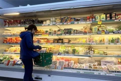 Doanh nghiệp bình ổn thị trường cam kết không điều chỉnh tăng giá một tháng trước Tết, một tháng sau Tết. (Ảnh: Hồng Đạt/TTXVN) 