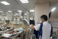 Các nạn nhân trong vụ tai nạn đang được các bác sỹ Bệnh viện Đa khoa Đồng Nai nỗ lực cứu chữa. (Ảnh: TTXVN Phát)