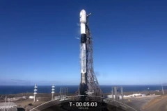 Tên lửa đẩy Falcon 9 của Công ty vũ trụ SpaceX mang theo vệ tinh trinh sát quân sự đầu tiên của Hàn Quốc chuẩn bị rời bệ phóng tại Căn cứ Lực lượng vũ trụ Vanderberg ở bang California (Mỹ) ngày 1/12/2023. (Ảnh: AFP/TTXVN)