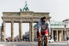 Người dân đeo khẩu trang phòng lây nhiễm COVID-19 tại Berlin, Đức. (Nguồn: THX/TTXVN) 