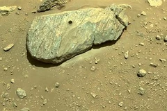 Tàu thám hiểm Perseverance thu thập được mẫu đất đá trên Sao Hỏa để đưa trở lại Trái Đất phục vụ công tác nghiên cứu ngày 1/9/2021. (Ảnh: AFP/TTXVN) 