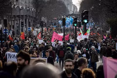 Biểu tình phản đối dự luật cải cách hưu trí của Chính phủ tại Paris, Pháp ngày 16/2/2023. (Ảnh: THX/TTXVN)