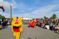 Tiết mục múa lân trong chương trình Tết Trung Thu 2023 tại Berlin. (Ảnh: Vũ Tùng/TTXVN)