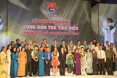 Lãnh đạo Thành phố cùng các gương công dân trẻ tiêu biểu được vinh danh tại chương trình. (Ảnh: Hồng Giang/TTXVN) 