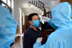 Người dân trong khu dân cư Đa Phước 6 (phường Hòa Khánh Bắc, quận Liên Chiểu, thành phố Đà Nẵng) chấp hành các quy định cách ly tại nhà và kiểm tra thân nhiệt hằng ngày. (Ảnh: Quốc Dũng/TTXVN) 