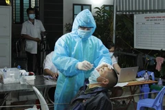 Nhân viên y tế lấy mẫu xét nghiệm COVID-19 cho người dân ở Sơn La. (Ảnh: Nguyễn Cường/TTXVN) 