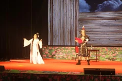 Trích đoạn cải lương "Lục Vân Tiên" do nghệ sỹ Nhà hát Ca múa nhạc dân tộc Bông Sen Thành phố Hồ Chí Minh biểu diễn. (Ảnh: Bích Huệ/TTXVN) 