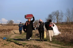 Người di cư tiến về khu vực biên giới Thổ Nhĩ Kỳ-Hy Lạp ở tỉnh Edirne, Thổ Nhĩ Kỳ, ngày 28/2/2020. (Nguồn: THX/TTXVN) 