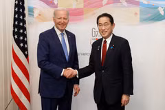 Tổng thống Mỹ Joe Biden (trái) và Thủ tướng Nhật Bản Fumio Kishida trong cuộc gặp ở thành phố Hiroshima ngày 18/5/2023. (Ảnh: AFP/TTXVN)
