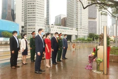 Đại sứ quán và các cơ quan đại diện Việt Nam tại Singapore dâng hoa tưởng nhớ Chủ tịch Hồ Chí Minh ngày 2/9/2021. (Ảnh: Lê Dương/TTXVN) 