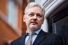 Nhà sáng lập trang mạng WikiLeaks, ông Julian Assange, trong cuộc họp báo tại sứ quán Ecuador ở trung tâm London, Anh ngày 5/2/2016. (Ảnh: AFP/TTXVN)
