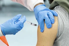 Nhân viên y tế tiêm vaccine ngừa COVID-19 của Moderna cho người dân tại New York, Mỹ. (Ảnh: AFP/TTXVN) 