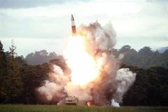 Một vụ phóng thử tên lửa đạn đạo tầm ngắn tại địa điểm bí mật của Triều Tiên. (Ảnh: AFP/TTXVN) 