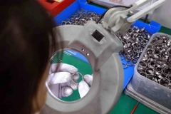 Kiểm tra chất lượng sản phẩm tại nhà máy sản xuất các chi tiết phần động cơ, trợ lực lái, hộp số ôtô của Công ty Trách nhiệm hữu hạn Pim Vina ở khu công nghiệp Mỹ Trung, huyện Mỹ Lộc, tỉnh Nam Định. (Ảnh: Vũ Sinh/TTXVN)