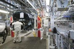 Công nhân làm việc tại nhà máy sản xuất ôtô ở Mulhouse, Pháp, ngày 9/4/2019. (Nguồn: AFP/TTXVN) 