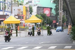 Lực lượng chức năng kiểm tra phương tiện lưu thông tại chốt kiểm soát trên đường 3/2, quận 10. (Ảnh: Xuân Tình/TTXVN) 