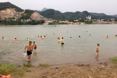 Phớt lờ biển cấm, người dân Hòa Bình vô tư tắm trên sông Đà