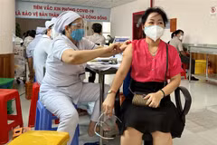 Bệnh viện Đa khoa Trung tâm An Giang tiêm vaccine mũi 3 cho người từ 18 tuổi trở lên. (Ảnh: Thanh Sang/TTXVN) 