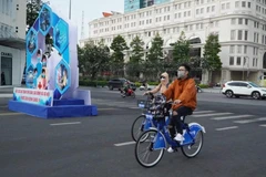 Người dân Thành phố Hồ Chí Minh trải nghiệm dịch vụ xe đạp công cộng tại trung tâm thành phố. (Nguồn: hcmcpv.org.vn) 