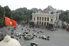 Thông qua các hoạt động trang trí, tuyên truyền, cổ động trực quan, thành phố Hà Nội khơi dậy khát vọng phát triển đất nước phồn vinh, phát huy giá trị văn hóa, sức mạnh của con người Việt Nam. (Ảnh: Minh Quyết/TTXVN)