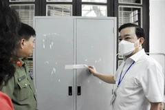 Phó Chủ tịch Ủy ban Nhân dân thành phố Chử Xuân Dũng, kiểm tra tủ đựng đề thi của điểm thi Trường Trung học phổ thông Phan Đình Phùng (quận Ba Đình, Hà Nội). (Ảnh: Nguyễn Cúc/TTXVN) 