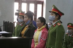 Bị cáo Trần Thị Hiền (thứ 2 từ phải sang) và bị cáo Vì Thị Thu (thứ 2 từ trái sang) khai báo thân nhân trước Hội đồng xét xử. (Ảnh: Xuân Tiến/TTXVN) 