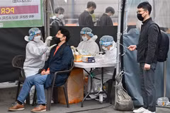 Một điểm xét nghiệm COVID-19 tại Seoul, Hàn Quốc ngày 17/3/2022. (Ảnh: AFP/TTXVN) 