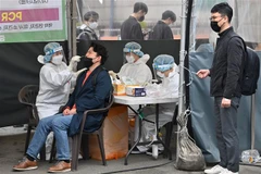 Một điểm xét nghiệm COVID-19 tại Seoul, Hàn Quốc ngày 17/3/2022. (Ảnh: AFP/TTXVN) 