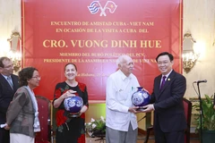 Chủ tịch Quốc hội Vương Đình Huệ tặng quà lưu niệm Hội hữu nghị Cuba-Việt Nam. (Ảnh: Doãn Tấn/TTXVN)