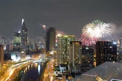 Thành phố Hồ Chí Minh bắn pháo hoa dịp Tết dương lịch 2021. (Ảnh: Thanh Vũ/TTXVN) 