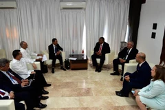 Đoàn đại biểu Việt Nam làm việc với lãnh đạo Tòa án Nhân dân tối cao Cuba. (Ảnh: Lê Hà/TTXVN) 