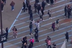 Khách hàng chờ đợi bên ngoài American Dream Mall. (Nguồn: SkyFox)