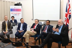 Đại sứ Việt Nam tại Anh Nguyễn Hoàng Long và các diễn giả chính tham dự phiên thảo luận. (Ảnh: Phong Hà/Vietnam+)