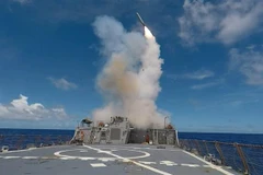 Tên lửa Tomahawk được phóng từ tàu khu trục USS Stethem lớp Burke. (Ảnh: AFP/TTXVN)