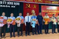 Ông Hồ Quốc Dũng, Bí thư Tỉnh ủy Bình Định (thứ tư từ trái qua), trao các quyết định luân chuyển, bổ nhiệm cán bộ. (Nguồn: VOV) 