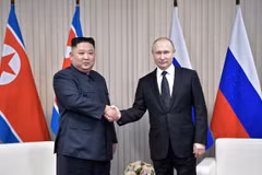 Tổng thống Nga Vladimir Putin (phải) và nhà lãnh đạo Triều Tiên Kim Jong-un. (Ảnh: AFP/TTXVN) 