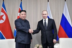 Tổng thống Nga Vladimir Putin (phải) và nhà lãnh đạo Triều Tiên Kim Jong-un. (Ảnh: AFP/TTXVN) 