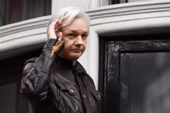 Nhà sáng lập WikiLeaks Julian Assange tại Đại sứ quán Ecuador ở London, Anh, ngày 19/5/2017. (Ảnh: AFP/TTXVN) 
