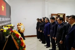 Đại sứ Việt Nam tại Angola Dương Chính Chức và toàn thể cán bộ nhân viên Đại sứ quán đã dành một phút mặc niệm Tổng Bí thư Nguyễn Phú Trọng. (Ảnh: TTXVN)