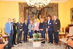 Chủ tịch Hạ viện Bỉ Éliane Tillieux và các đại biểu dự cuôc gặp mặt. (Ảnh: Hương Giang/TTXVN)