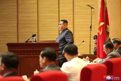Nhà lãnh đạo Triều Tiên Kim Jong-un phát biểu tại một cuộc họp ở Bình Nhưỡng. (Ảnh: KCNA/TTXVN)
