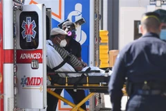 Nhân viên y tế chuyển bệnh nhân COVID-19 tới trung tâm y tế ở New York, Mỹ. (Ảnh: AFP/TTXVN)