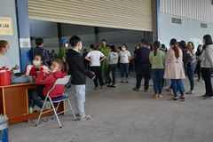 Công nhân tụ tập đòi lương ở Công ty H&L. (Nguồn: thanhnien.vn) 